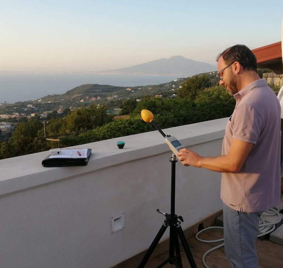 Tecnico A2C durante misurazione CEM a Sorrento